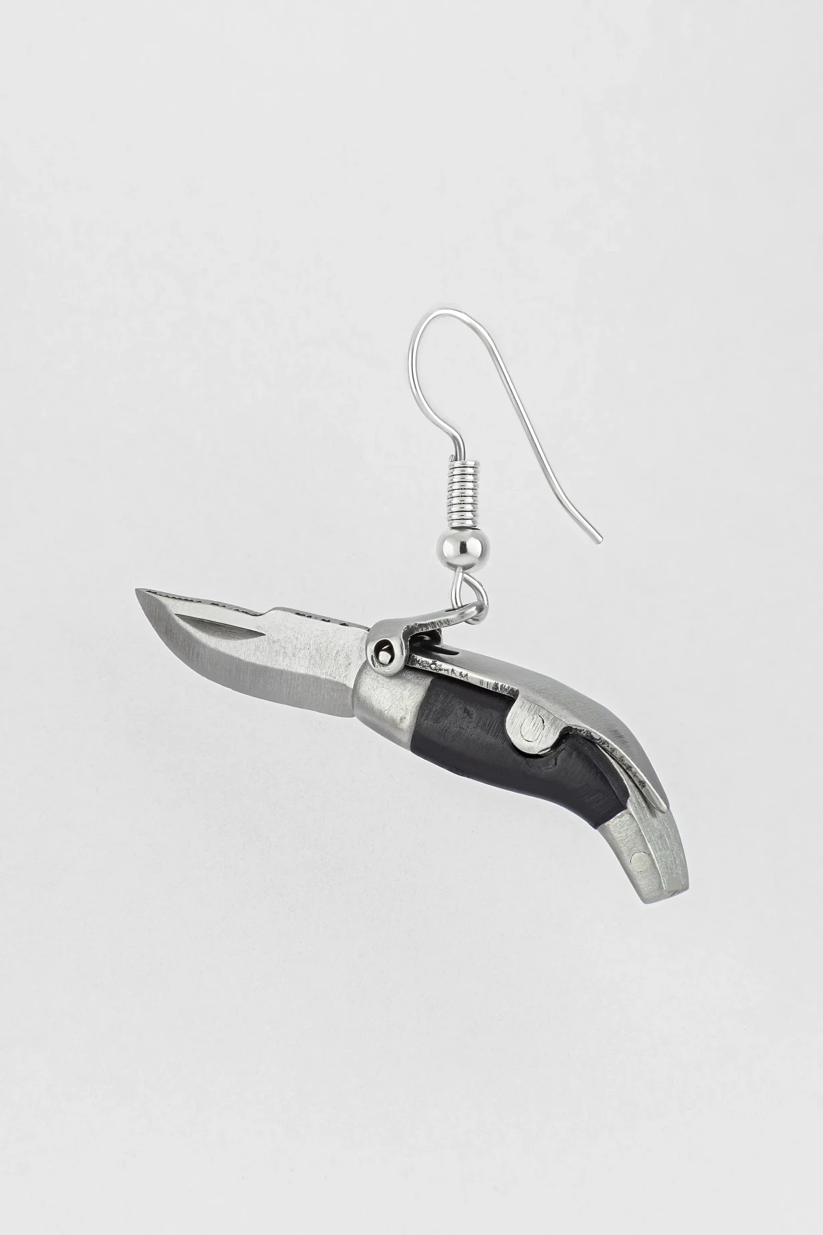 Albacete Navaja: The Classic Knife, the Click of the Carraca, and the Earring with Character