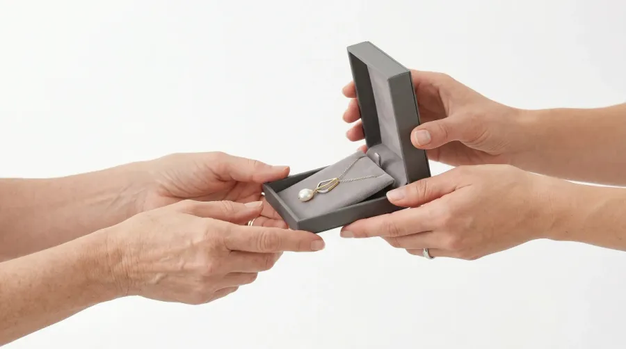 Schmuck fuer Mama: Wie du das richtige Geschenk findest
