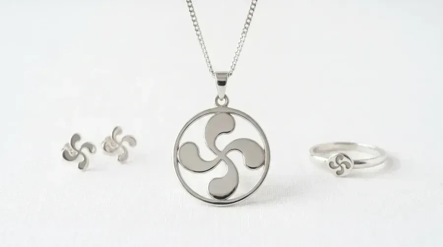 Lauburu en bijoux : le symbole basque des quatre éléments et de la protection