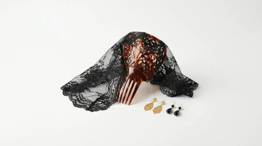 Mantilla und Peineta: Die spanische Tradition von Spitze und Kamm im Schmuck