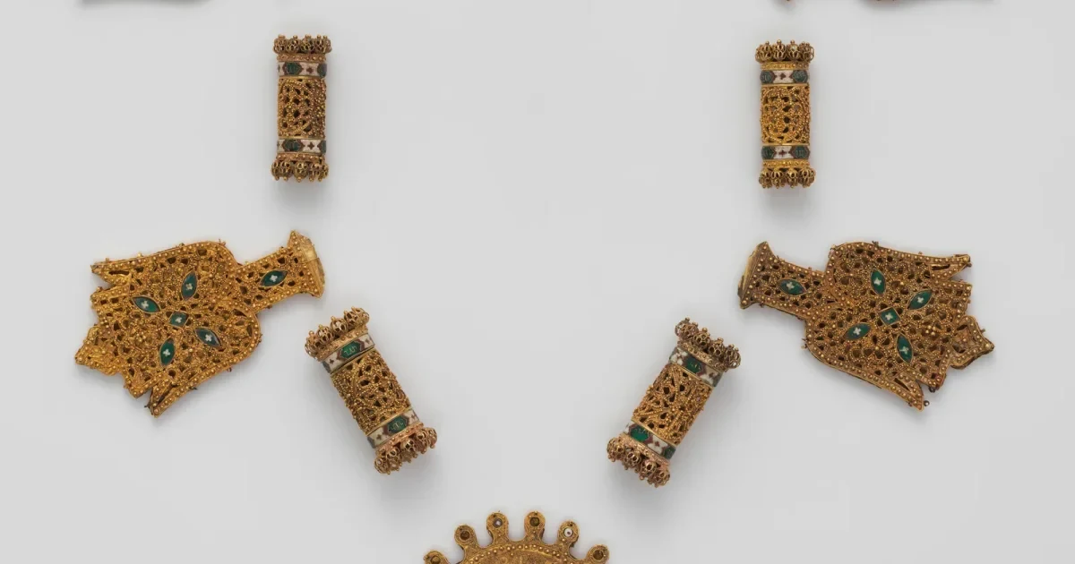 Bijoux du costume traditionnel espagnol : emprendada, boutons charros et parures de dot