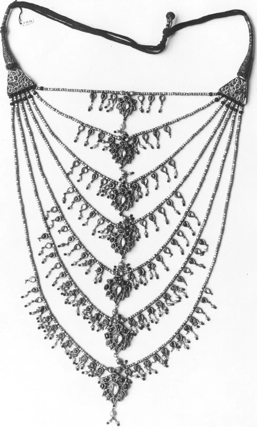 Schmuck zum Ausschnitt: welche Kette, welcher Anhänger, welche Ohrringe