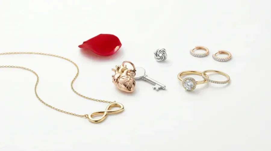 Valentinstag Schmuck Geschenk-Guide: Was zu jeder Beziehungsphase passt