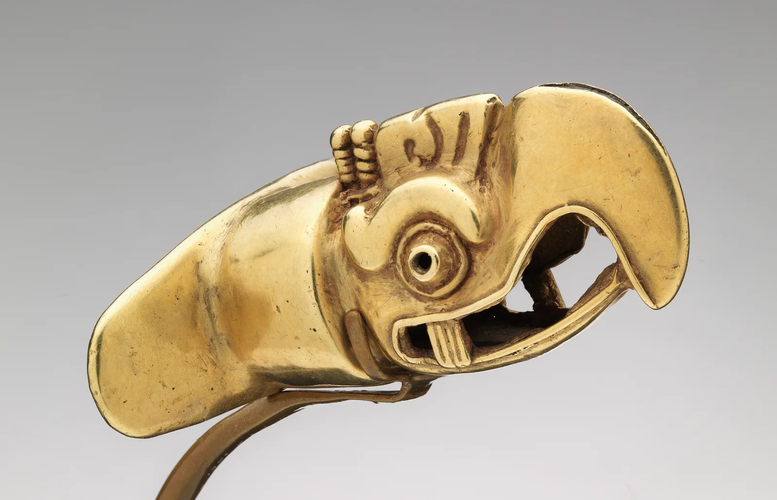 Ornamento labiale d'oro azteco a forma di testa d'aquila, anni 1325-1521