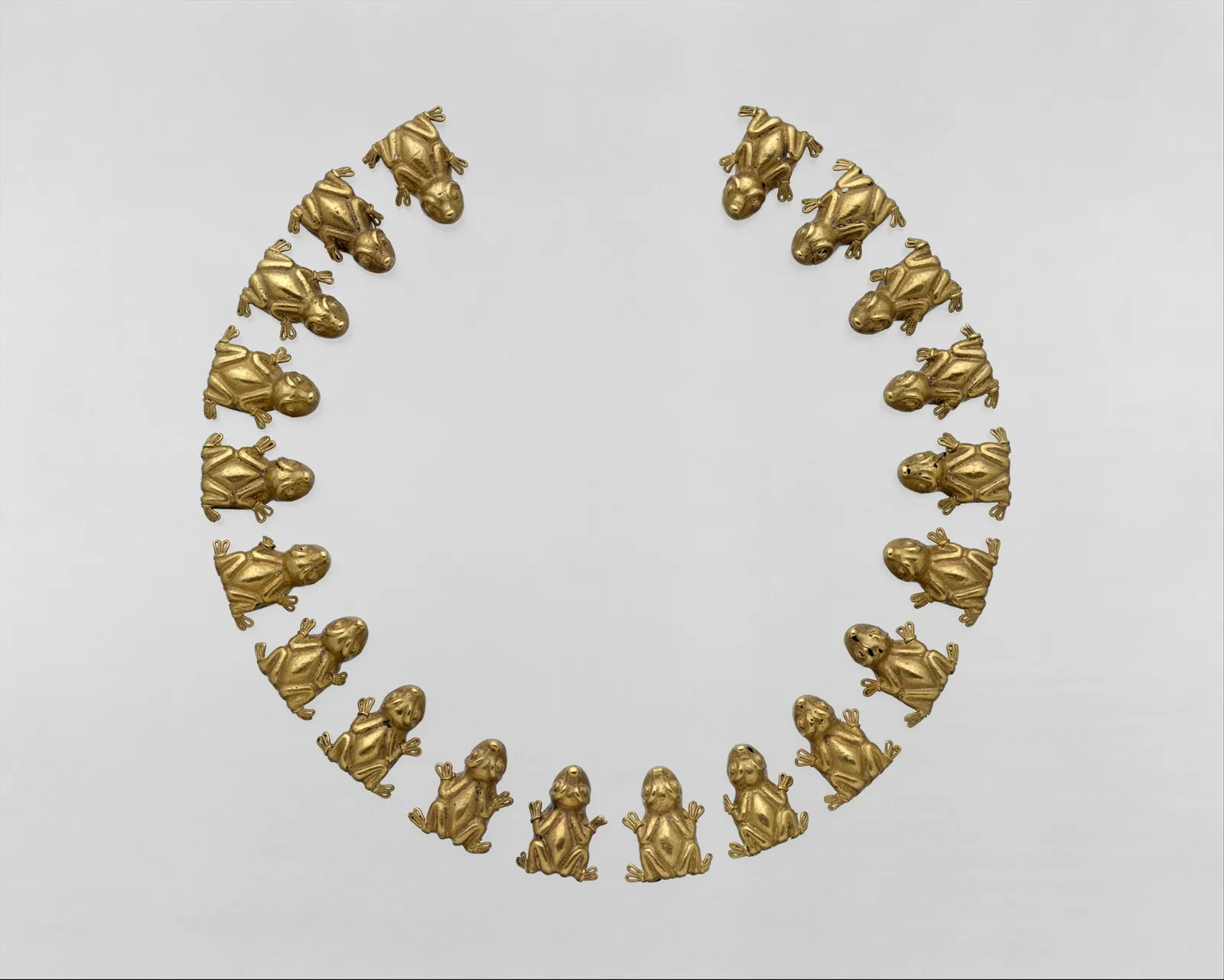 Collana azteca d'oro con perle fuse a forma di rana, anni 1400-1521