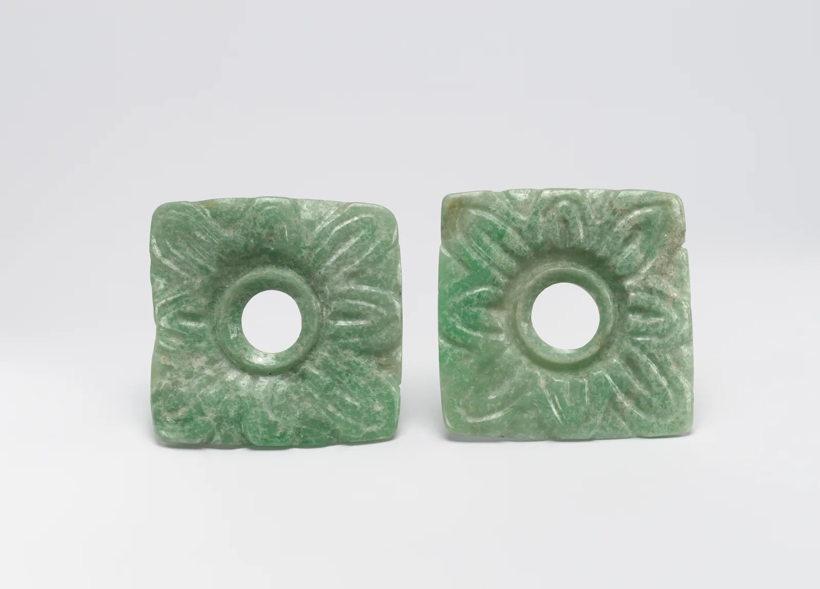 Coppia di inserti auricolari maya in giadeite verde, anni 200-600