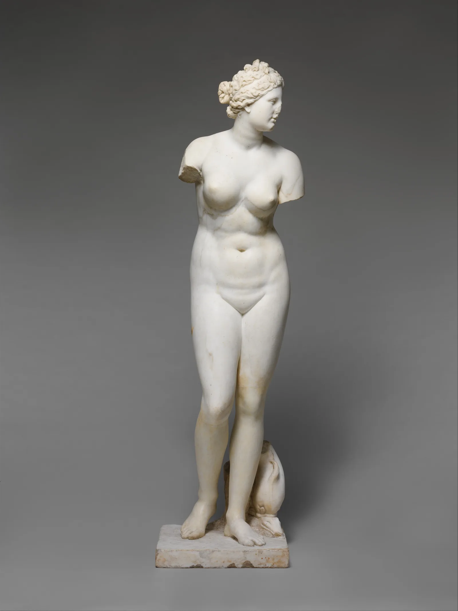 Marmorstatue der Aphrodite mit nacktem Oberkörper und fallender Draperie, römische Kopie eines hellenistischen Vorbilds