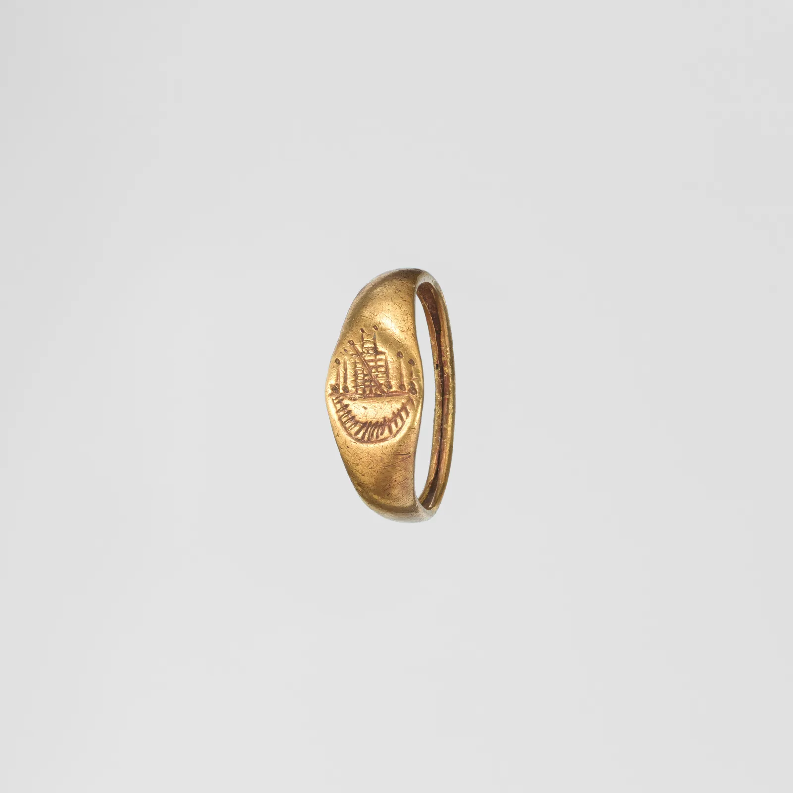 Antiker goldener Ring mit der Darstellung des Aphrodite-Tempels in Paphos auf Zypern