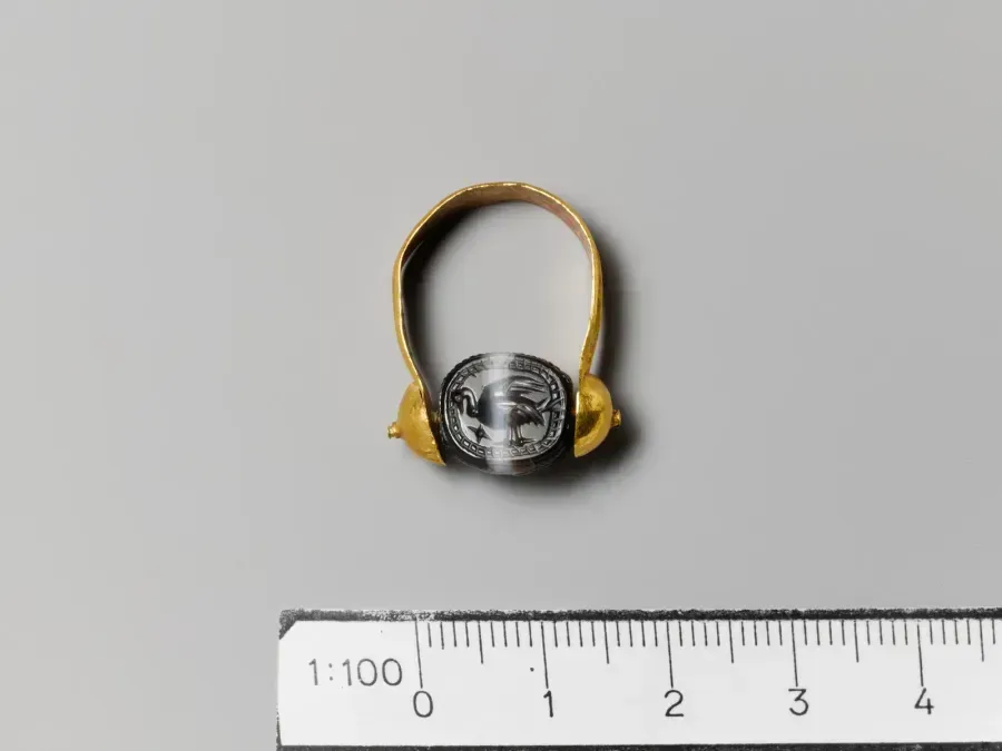 Etruskischer geschnittener Skarabäus aus gebändertem Stein in Goldfassung