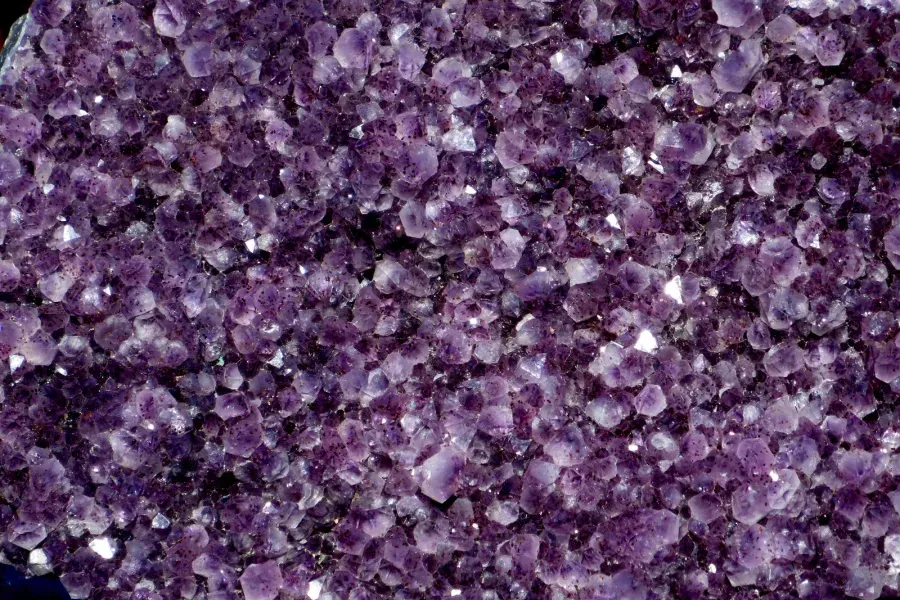Amethyst im Schmuck: die Geschichte des Steins der Ruhe 2026