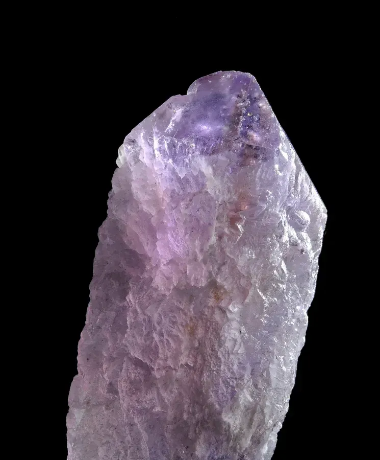 Cristal d'amétrine taillé avec une transition naturelle du violet de l'améthyste au jaune de la citrine, échantillon de la mine d'Anahí en Bolivie