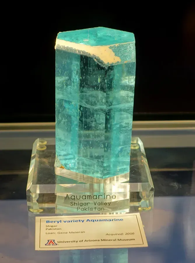 Natürlicher Aquamarinkristall mit klaren blauen Facetten, Lagerstätte Shigar, Pakistan