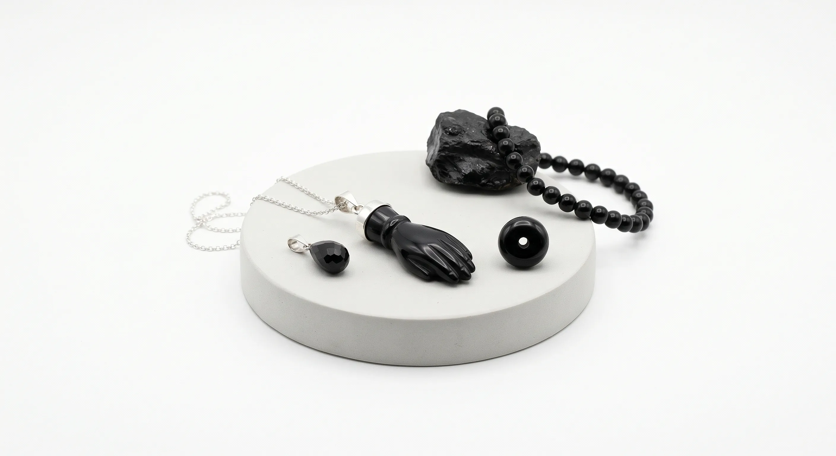 Азабаче: чёрный гагат в испанских украшениях, значение и защита