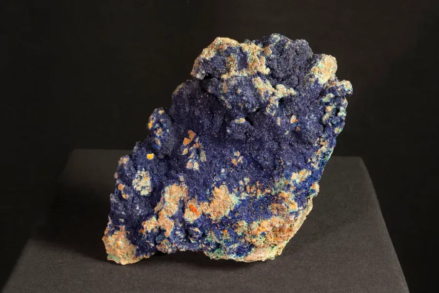 Azurite in jewellery: the blue copper stone, its chemistry, history and care