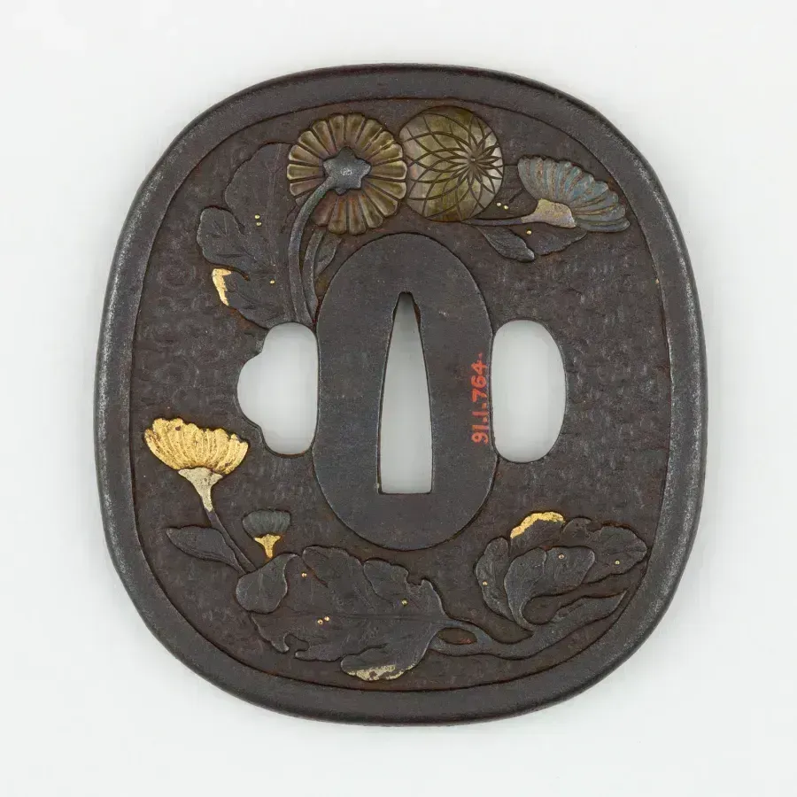 Tsuba japonaise (garde de sabre) au motif de papillon, epoque d'Edo, The Met