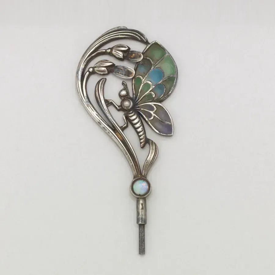 Fleuron d'epingle en forme de papillon avec ailes en email plique-a-jour et opale, Art nouveau, vers 1890-1910