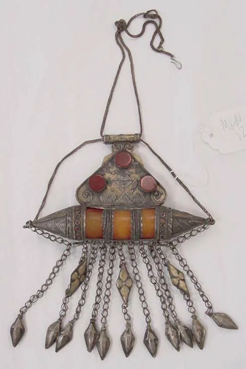 Collana berbera marocchina dell'Ottocento con ambra e corniola su base di metallo