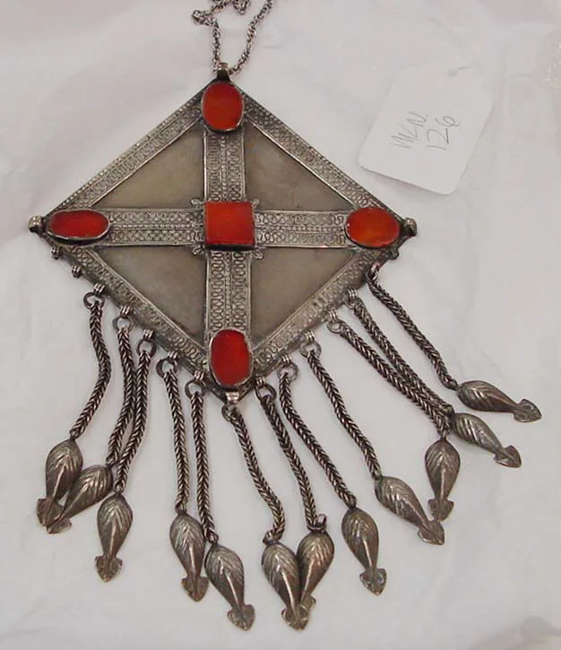Collana berbera marocchina d'argento dell'Ottocento incastonata con corniola