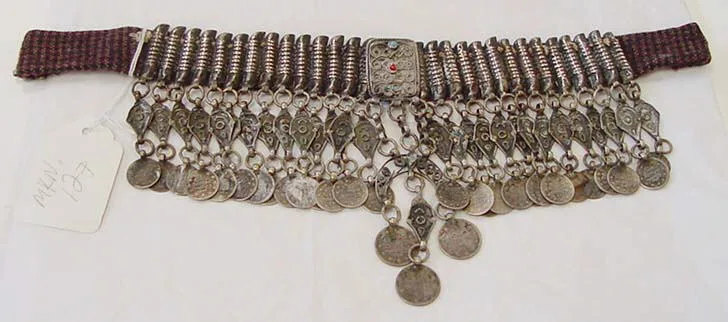 Collana berbera marocchina dell'Ottocento con smalto colorato e fili di lana