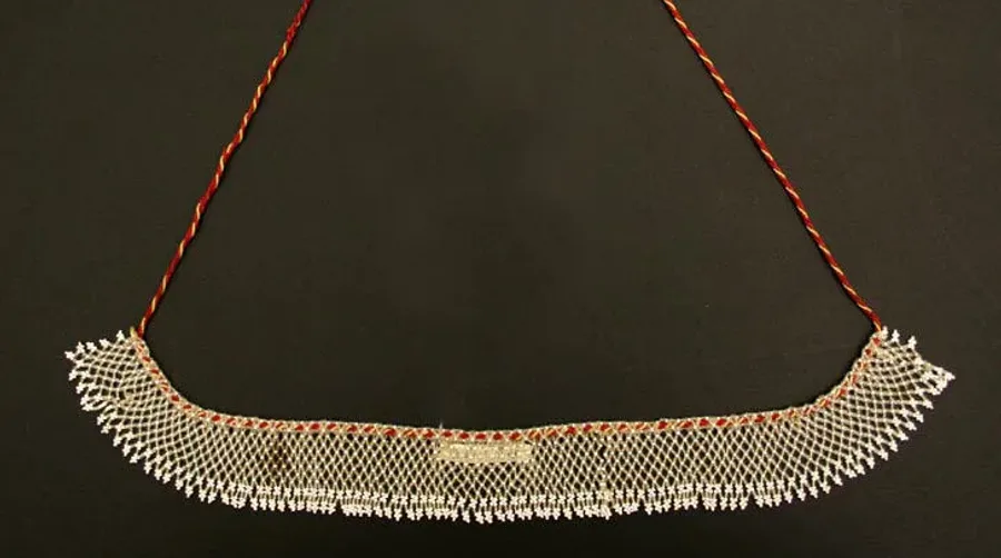 Abalorios y mostacillas en joyería: rocalla, técnicas y culturas que se leen en una cuenta