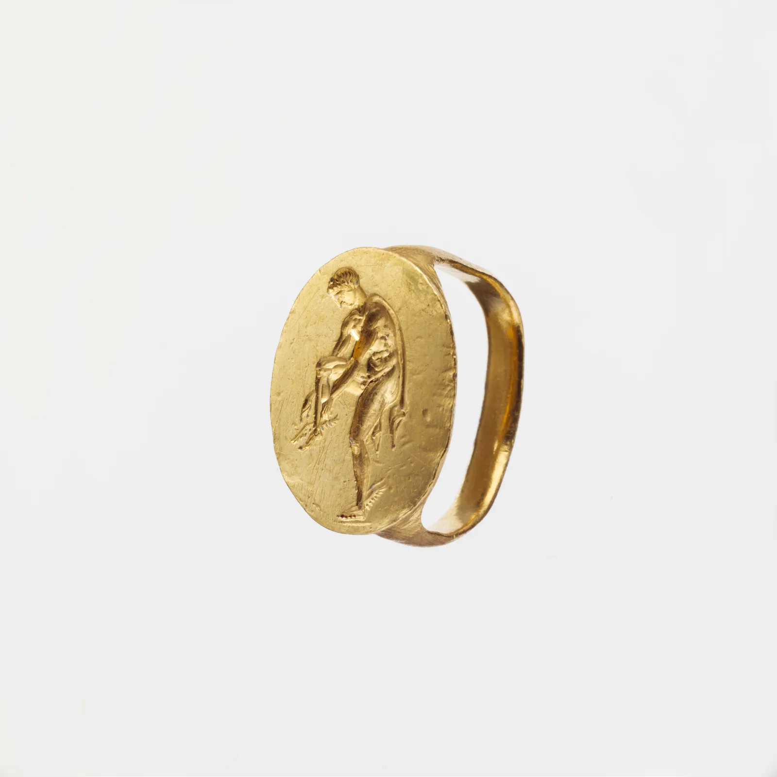Anello d'oro con l'immagine incisa di Ermes, opera greca antica dell'Italia meridionale