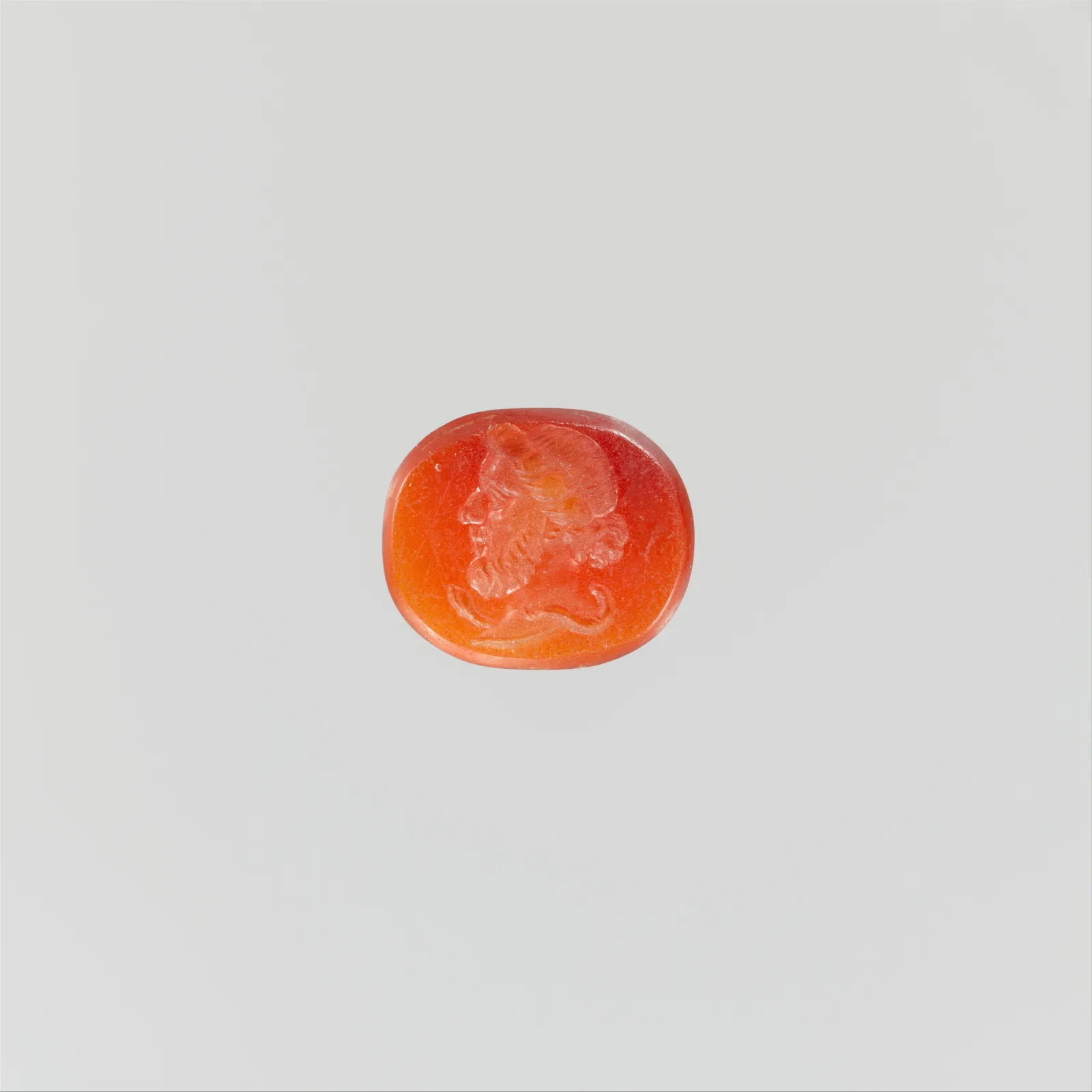 Intaglio in corniola da castone d'anello con la figura del dio guaritore Asclepio, opera romana