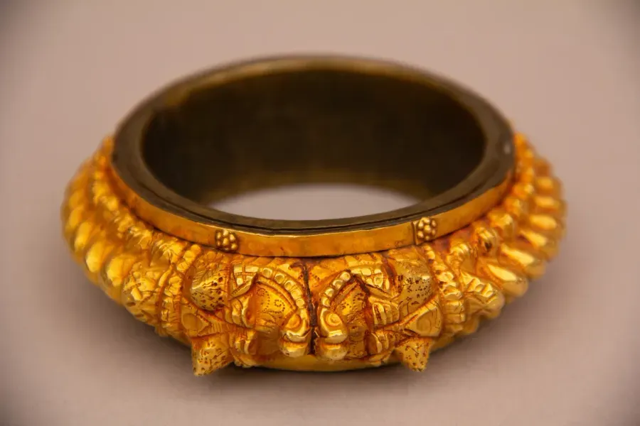 Brazalete-Bangle: Anillo Cerrado que se Desliza sobre la Mano