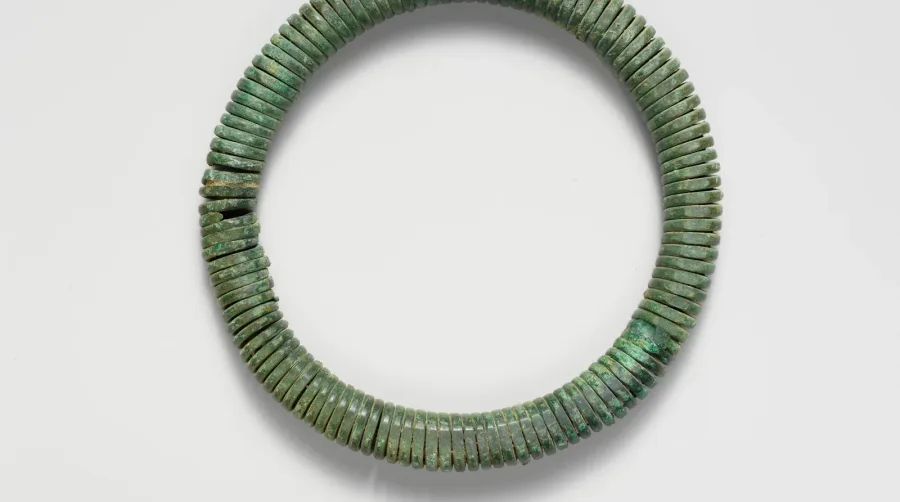 Il bronzo nei gioielli: il metallo che ha dato il nome a un'intera epoca