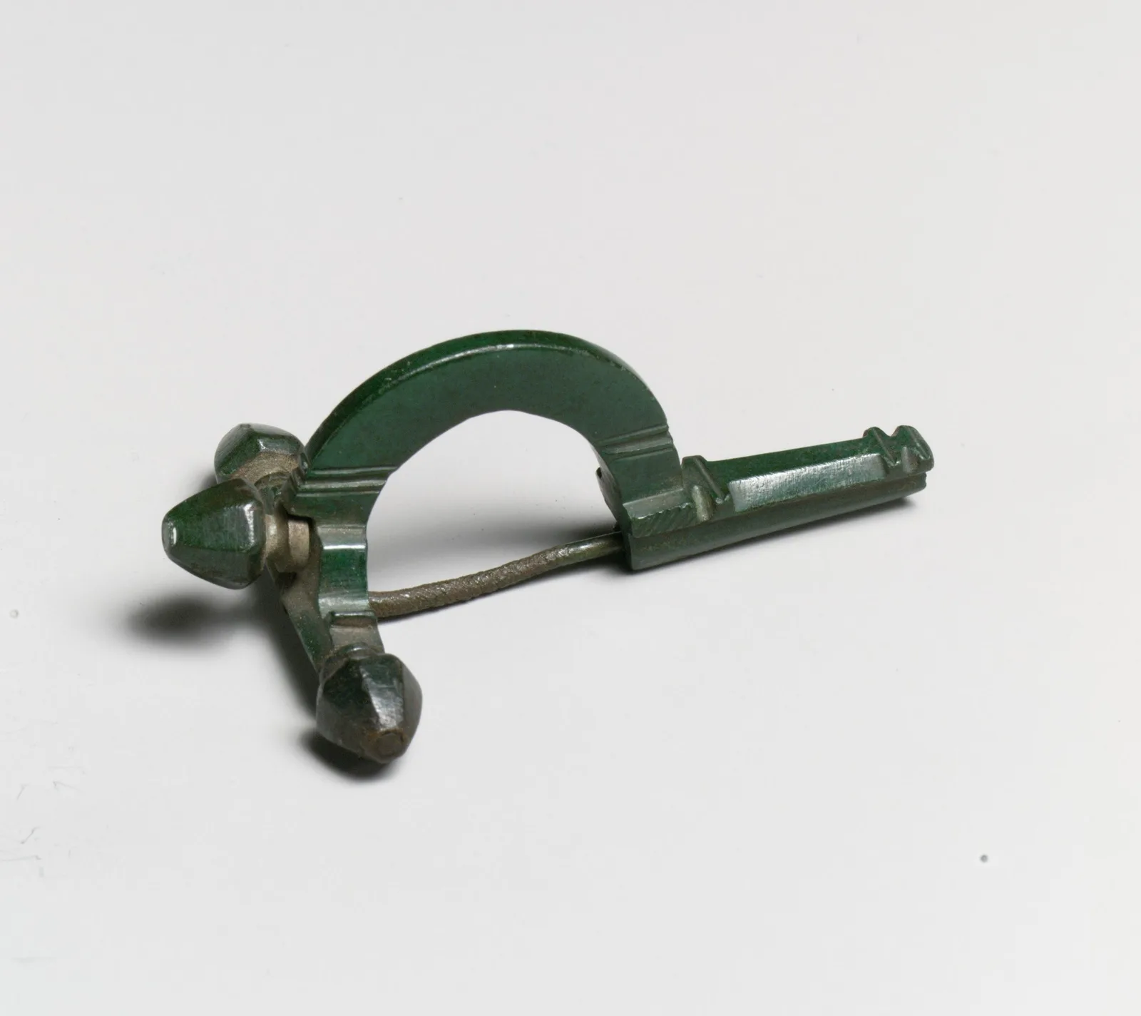 Fibule-broche romaine en bronze de type arbalète, IVe siècle de notre ère