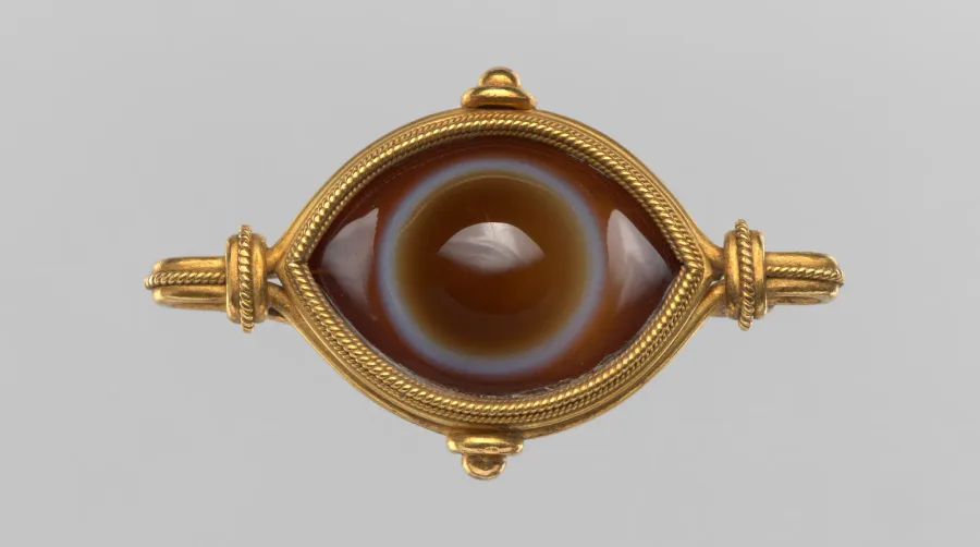 The brooch: how and where to wear it so it holds, not droops