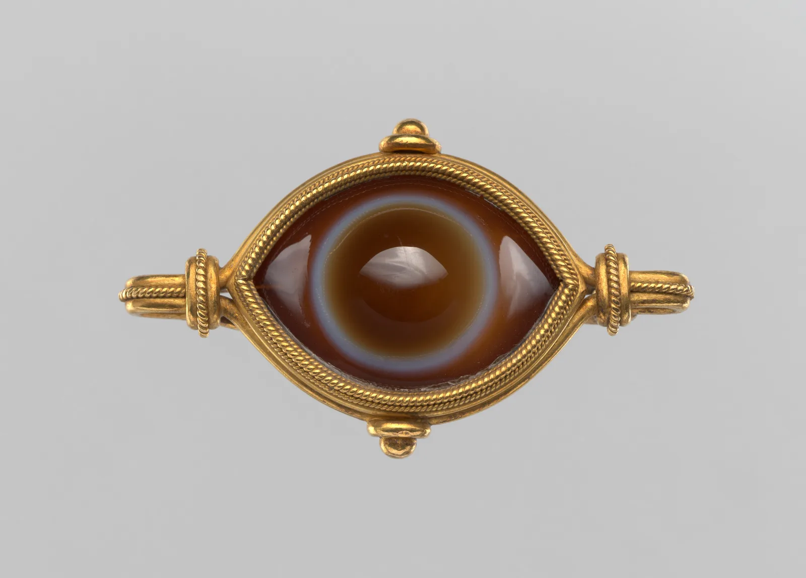Castellani-Brosche aus Gold mit Achat, um 1860, im archäologischen Stil
