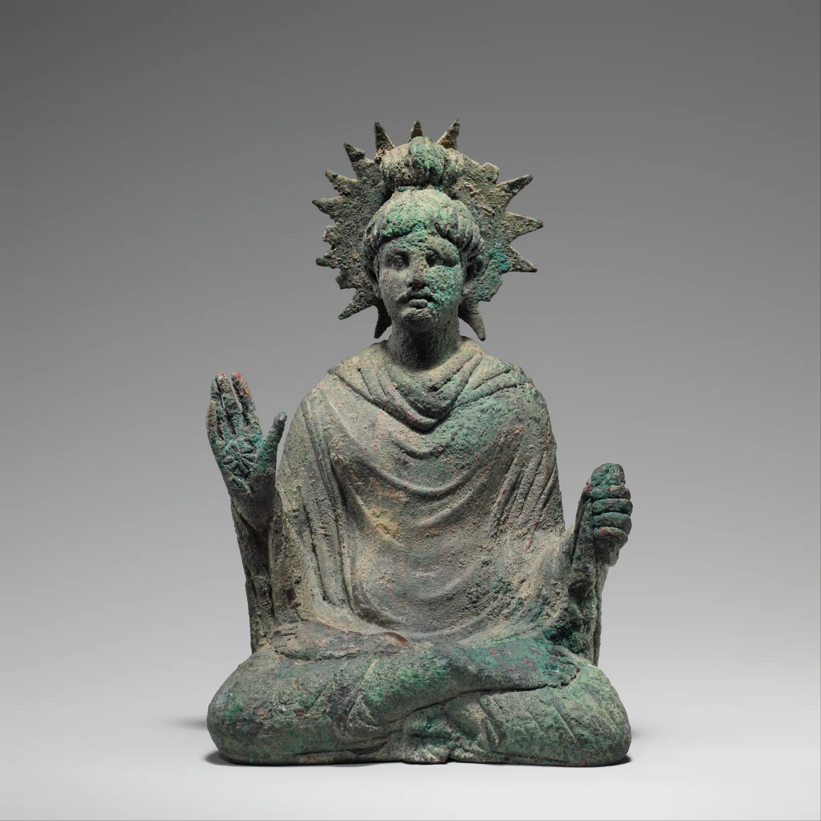 Bouddha assis en pierre d'époque ancienne, au visage serein et aux traits classiques