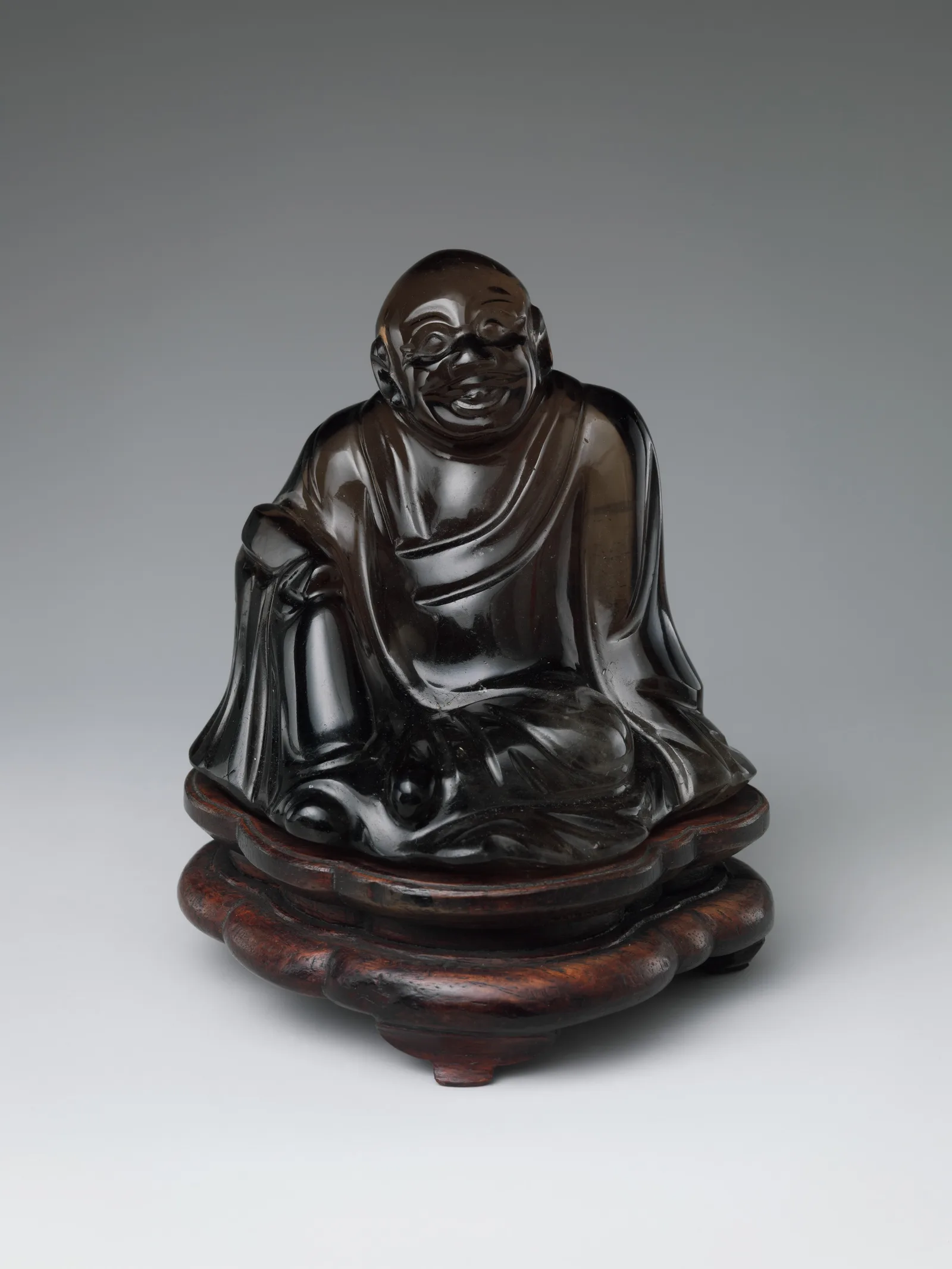 Bouddha assis, les mains posées sur les genoux, paumes vers le haut, dans le geste de la méditation