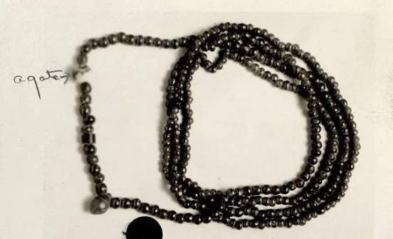 Collar del antiguo Egipto con cuentas redondas: granate, cornalina, ágata