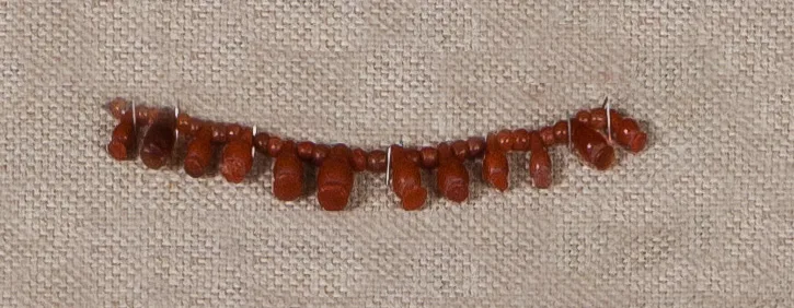 Hilo de cuentas de cornalina con colgantes de amapola, antiguo Egipto