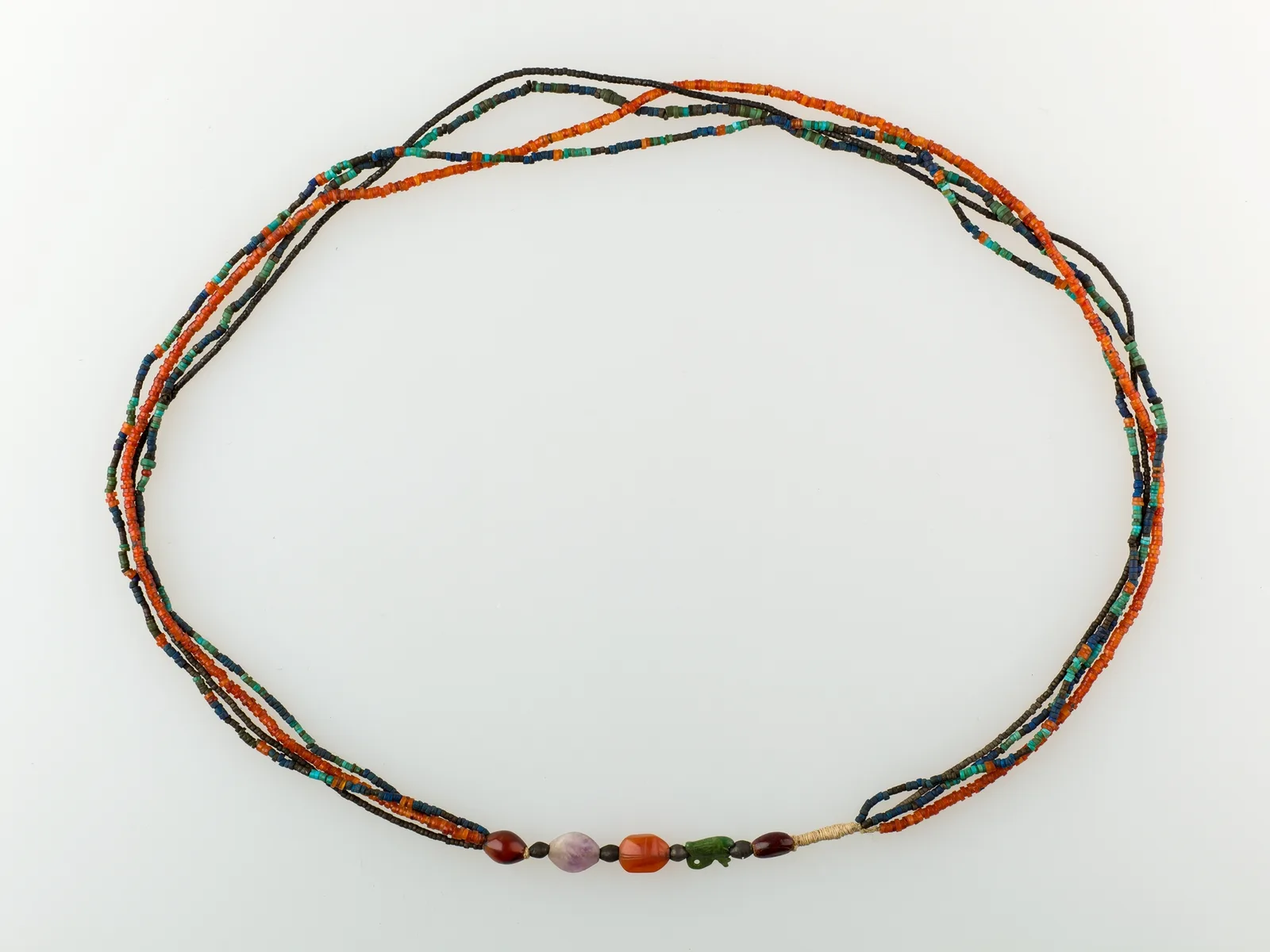 Collar de cuatro vueltas de cuentas con amuletos, antiguo Egipto