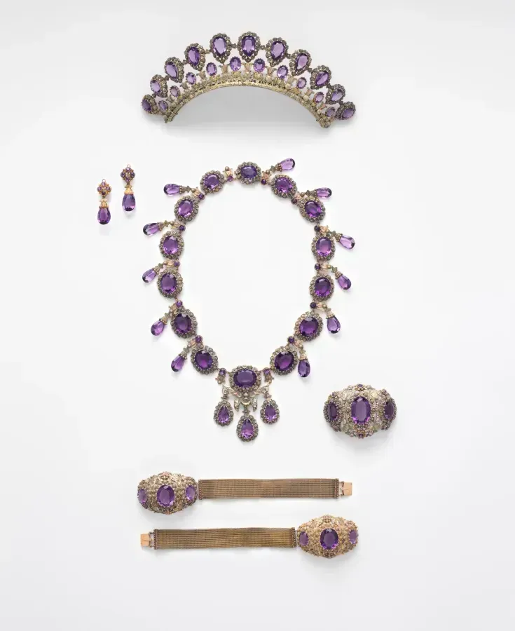 Parure en or sertie de grandes améthystes violettes : diadème, collier, boucles d'oreilles, broche et bracelets, vers 1830