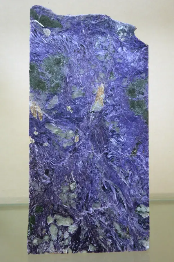 Charoit: der violette Stein aus einer einzigen Lagerstätte der Erde, Bedeutung und Schmuck