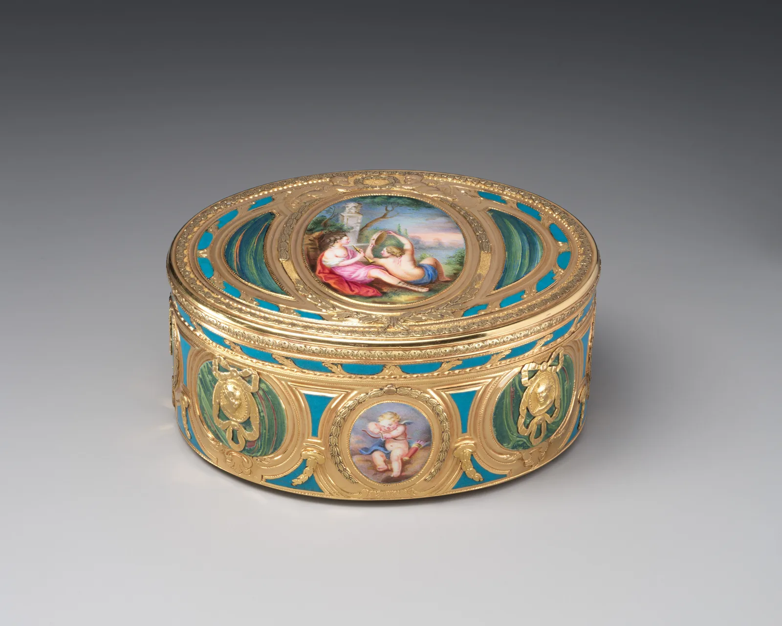 Tabaquera ovalada de oro con esmalte verde y azul y miniaturas en la tapa, Francia, 1769-1770