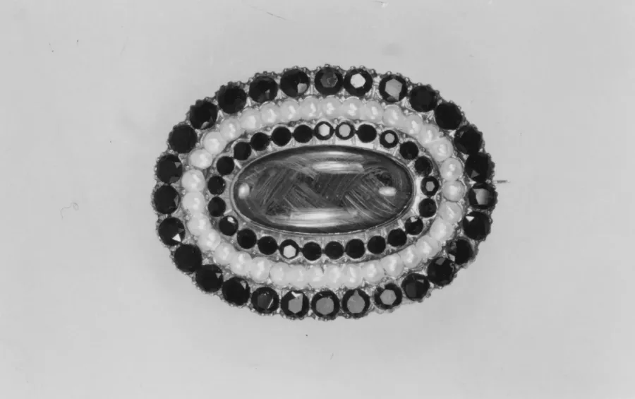 Викторианская траурная брошь из золота с жемчугом и чёрным гагатом, 1862 год