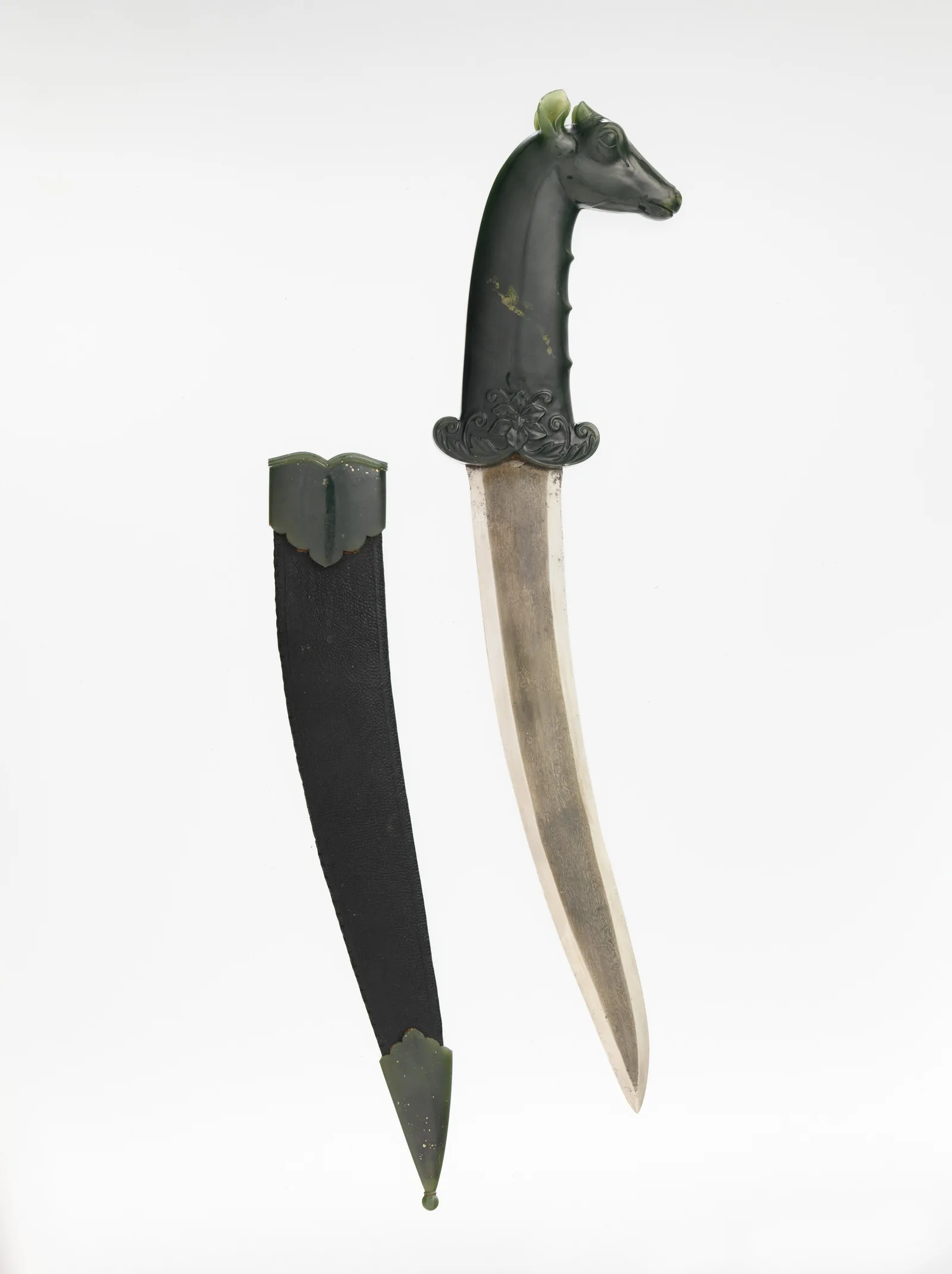 Daga con empuñadura de jade oscuro en forma de cabeza de antílope, con su vaina al lado