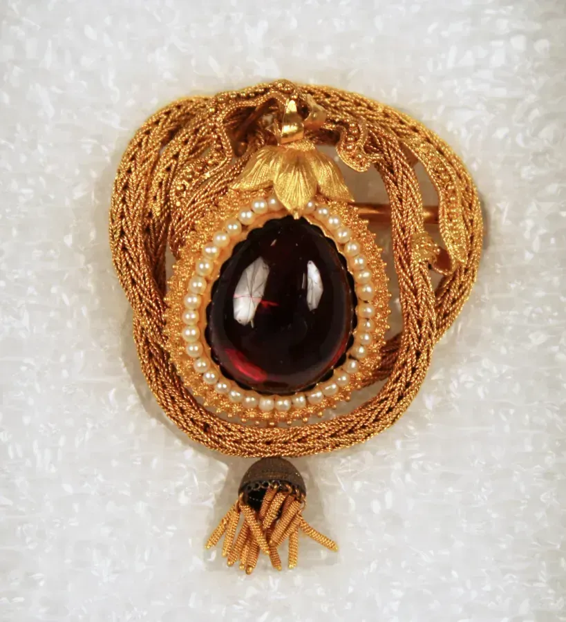 Goldbrosche aus der Mitte des 19. Jahrhunderts mit Granat und Perlen