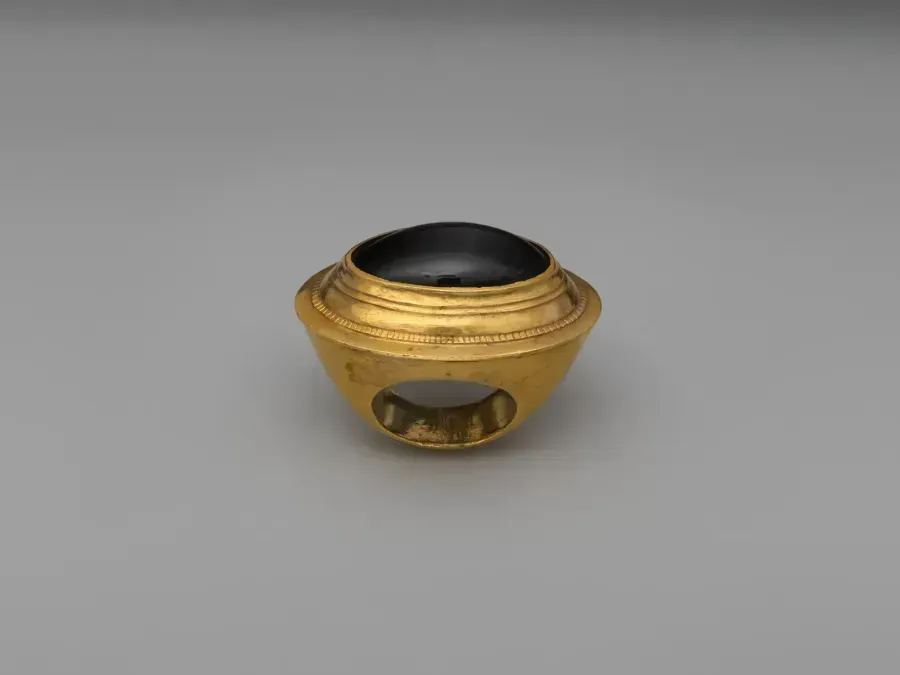 Ancient Greek gold ring set with a garnet from the Hellenistic era