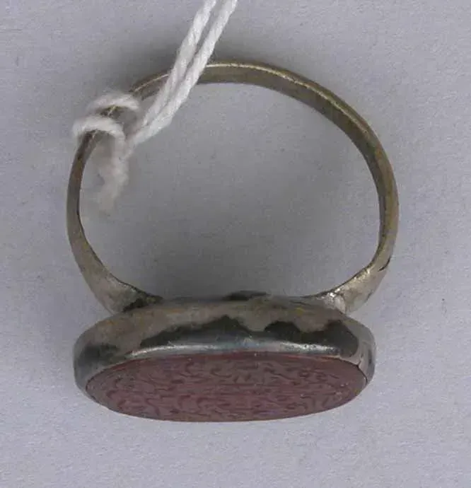 Antiker Silberring mit Granat, ein tiefroter Stein in der Fassung