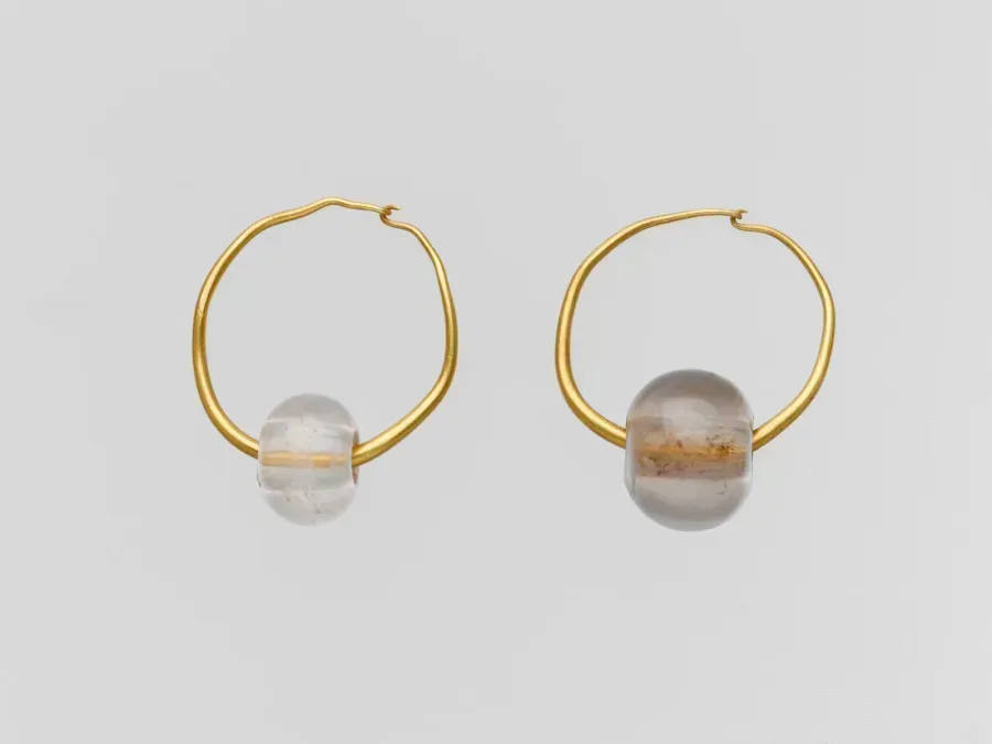 Boucles d'oreilles créoles en or avec une perle transparente en cristal de roche, travail romain