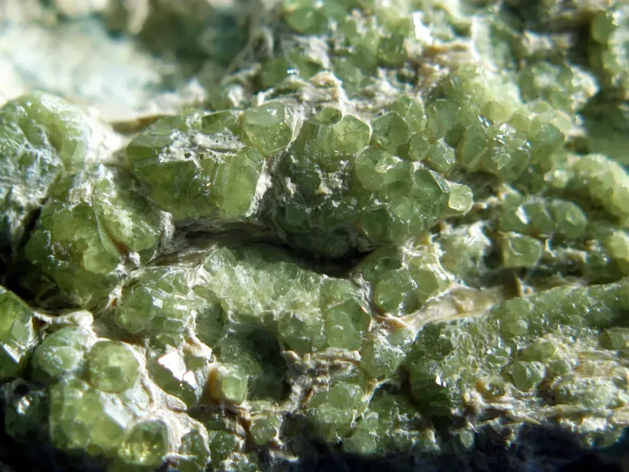 Granato demantoide: la rara pietra verde con un fuoco più vivo del diamante
