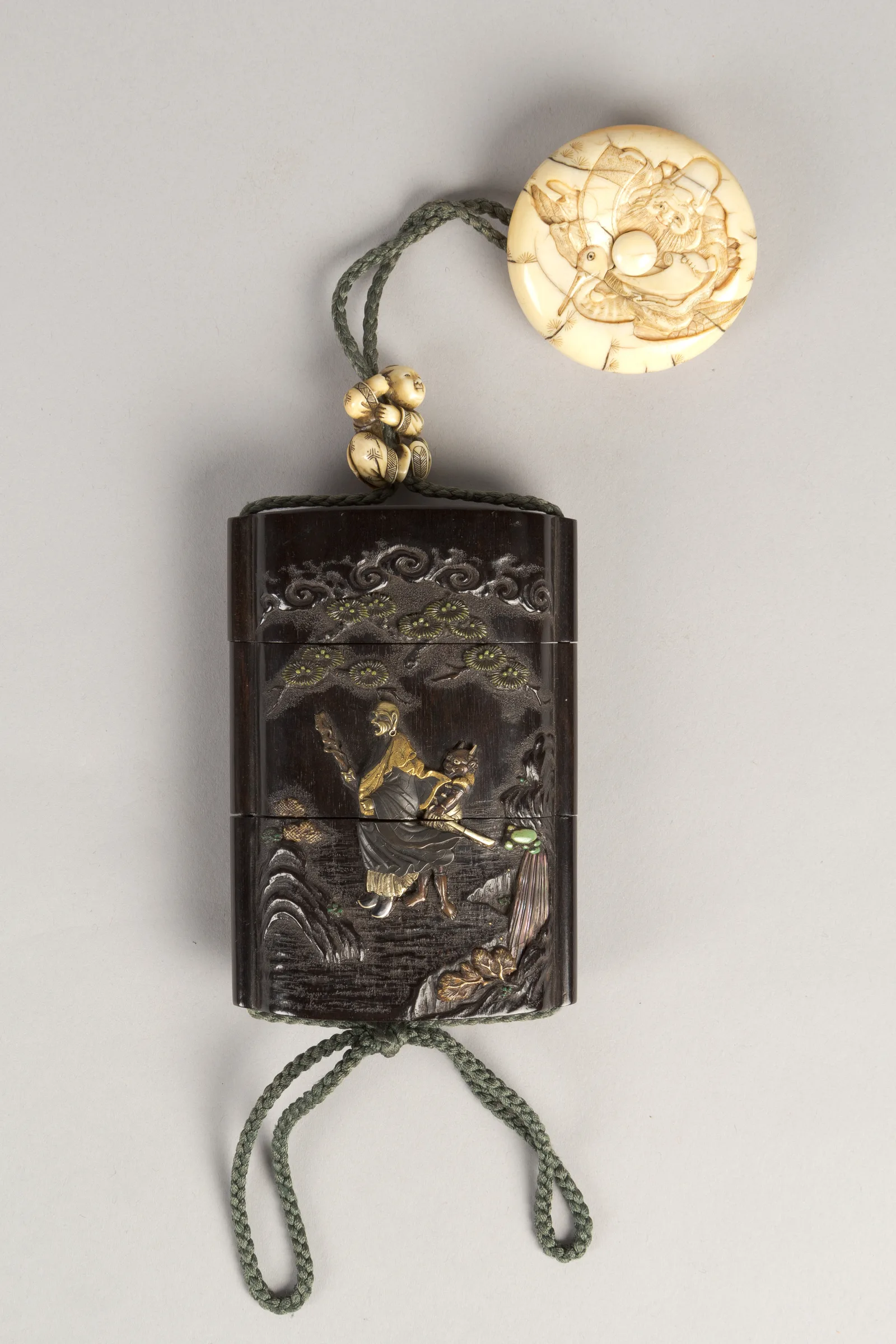 Estuche inro portátil de ébano tallado con incrustaciones, Japón, siglo XIX
