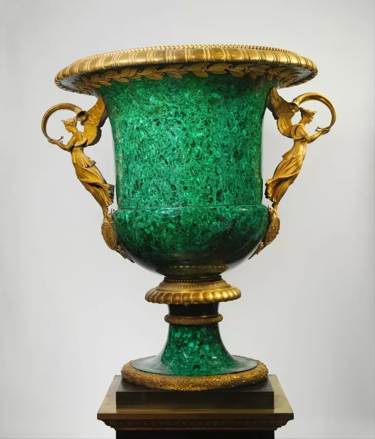 Monumentale Vase aus Malachit auf einem Bronzesockel mit vergoldeten Beschlägen