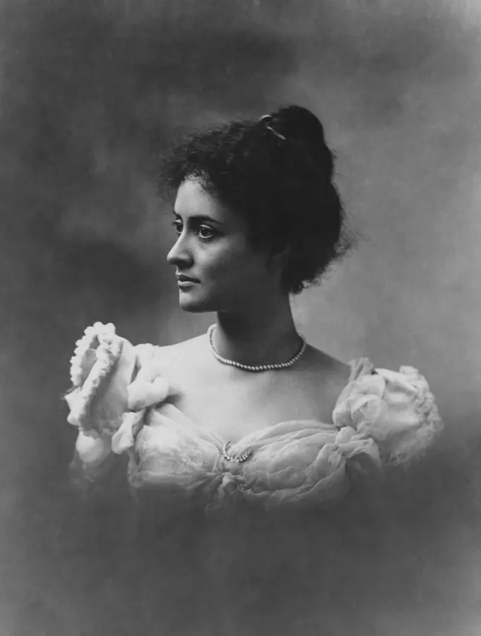 Princess Kaiulani of Hawaii in 1897 with a pearl necklace