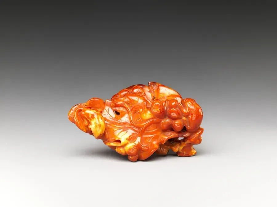 Ornement d'ambre sculpté avec raisins et écureuils, Chine, XVIIIe siècle